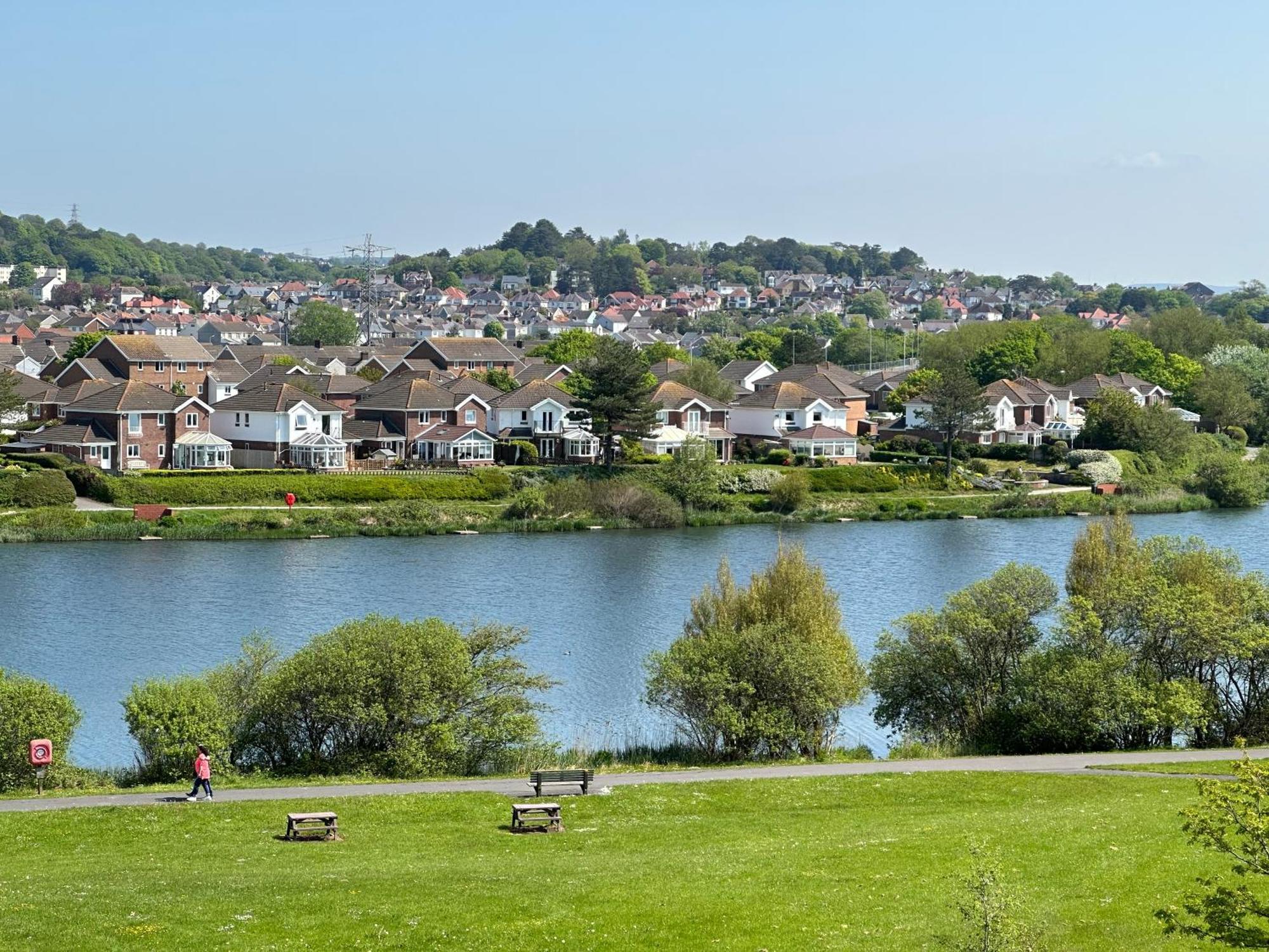 Modern 1 Bed Apartment Next To Beach And Golf Course Llanelli Exterior foto